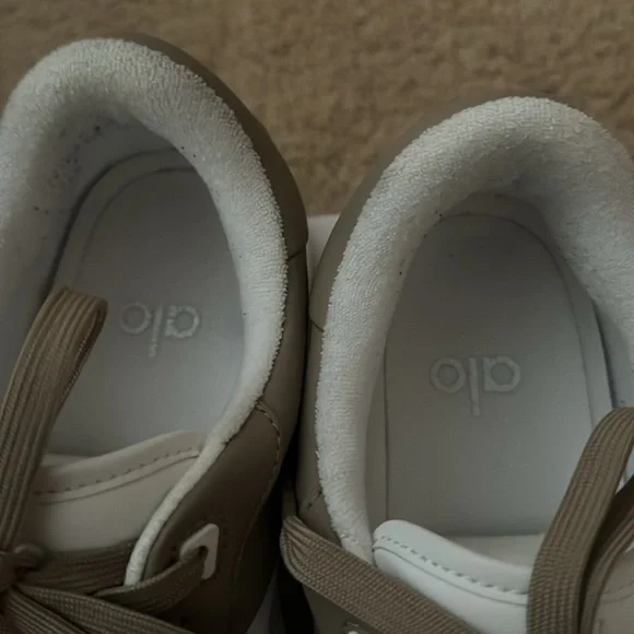 Alo yoga recovery sneaker. - Picture 6 of 6